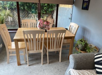 table and 6 chairs