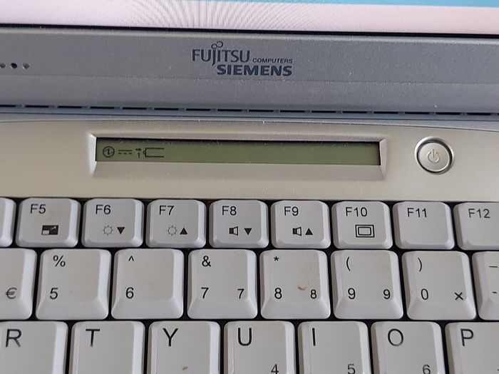 Rare Vintage Fujitsu Siemens Lifebook, E Series, FPC07048B Part number CP127259, Running Windows 2000 Professional, uses 3.5 floppy disk, 20GB HDD, amd all the connecting Ports from 30 years ago Era