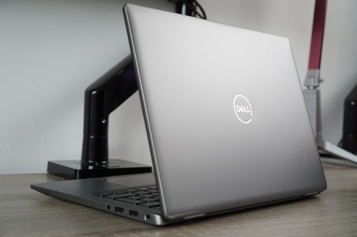 Dell Latitude 7450 14" | Core Ultra 7 165U | 32GB LPDDR5x | 512GB