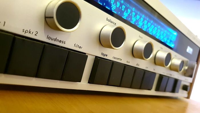 Iconic Vintage Leak 2000 Hifi Stereo Amplifier Receiver from the golden era 1970s STUNNING condition Soild teak wood