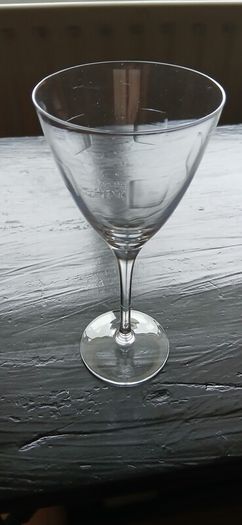A pair. 2 x Vintage Wine Glasses. Geometric patterned elegant wine glasses. FREE Stopper.
