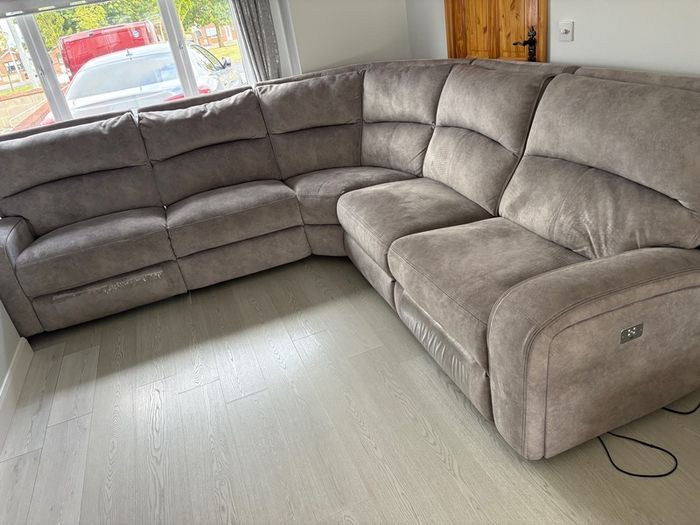 L shape 5 seater couch with single recliner