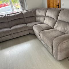 L shape 5 seater couch with single recliner