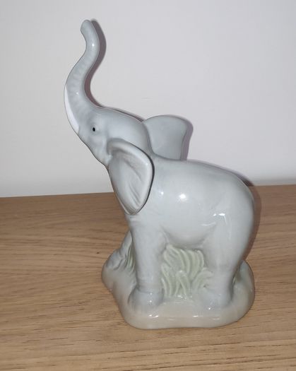 Porcelanas M.Requena Valencia Spain grey Elephant figurine