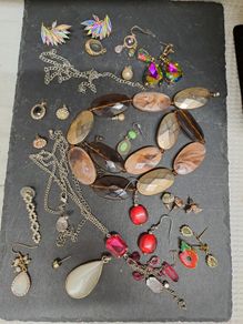 Various jewellery pieces