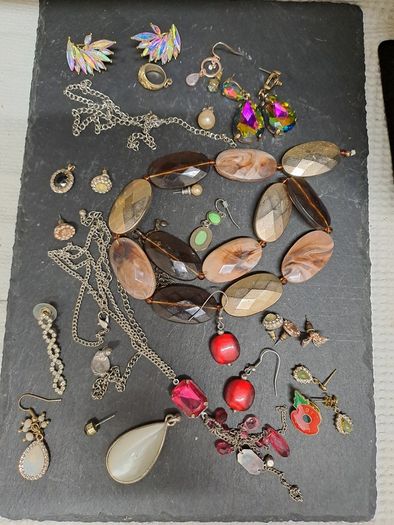 Various jewellery pieces