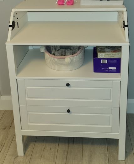 Changing table/chest of drawers