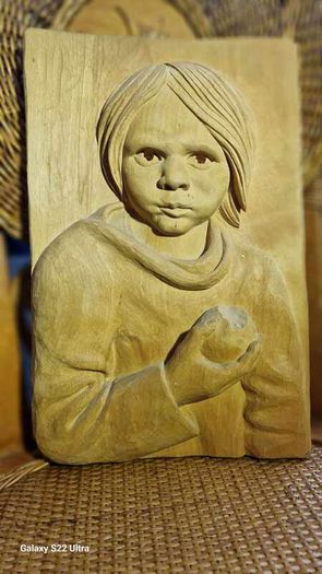 Sculptures, portraits made of wood.