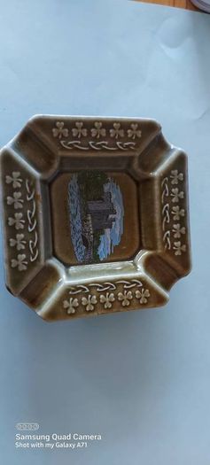 irish made porcelain wade ashtray,,prefect condition see the pictures for condition,buyer collects or pays postage thank you ,bunratty Castle picture insert ,