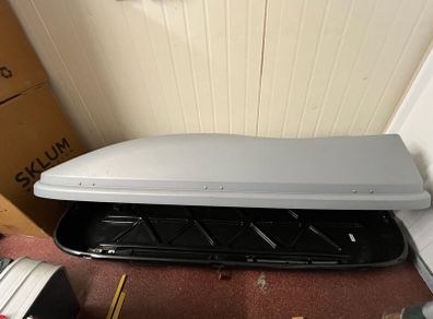 Roof box