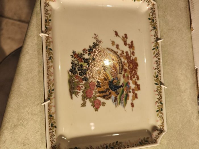 Hand painted japanese satsuma AS HANGING PLATE  ceramic tray stamped. 20x15 cms.