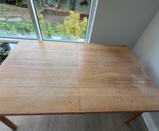 Extendable kitchen table
