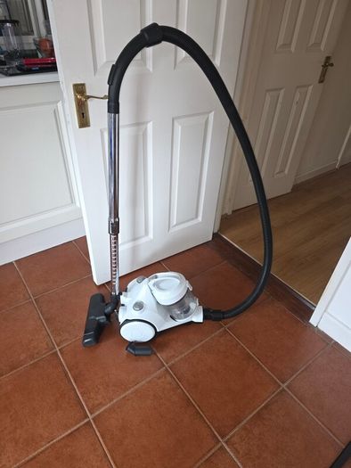 Vacuum cleaner 700W