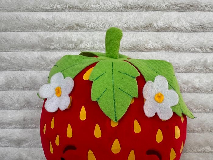 Shopkins Strawberry Kiss Plush 2013 approx. 25 cm. Moose Used Please see photos