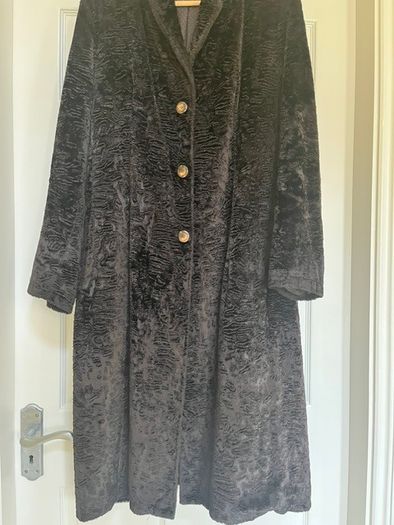Per Una Marks & Spencer Long Velvety Sherpa Style Long Ladies Coat. In Very Good Condition. Made In Italy. Dark brown. Size Medium