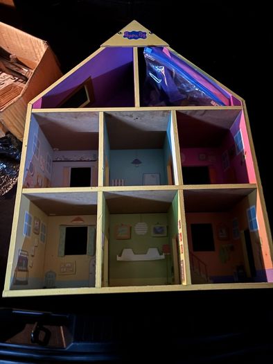 Peppa Pig wooden dolls house in good condition.