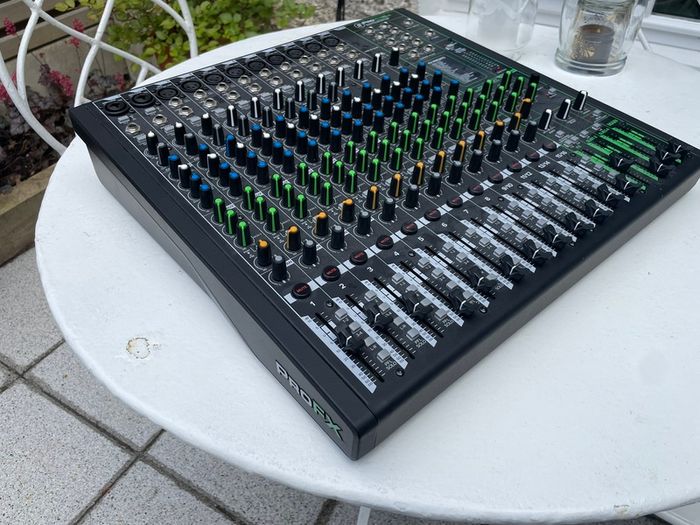 Mackie Pro FX 16 V3 Mixer PA (with flight case)