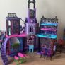 Monster high house with 5 dolls and all accessories Image 4