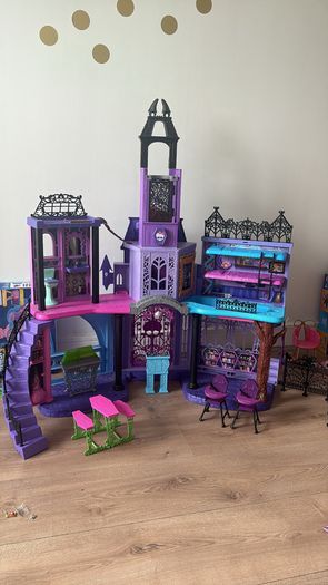 Monster high house with 5 dolls and all accessories