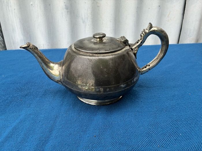 Walker and Hall Sheffield silver plated tea pot