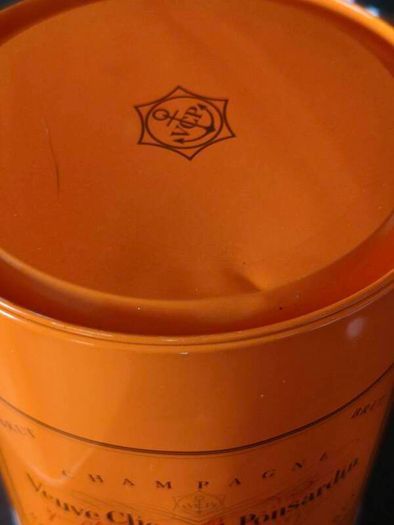 Rare collectable Veuve Clicquot champagne Paint tin collectable ice bucket with 4 unopened champagne bottle glasses