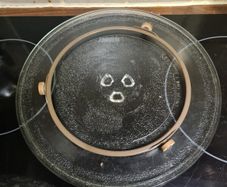 Replacement 25.5cm microwave glass plate and 3 wheel rolling trivet