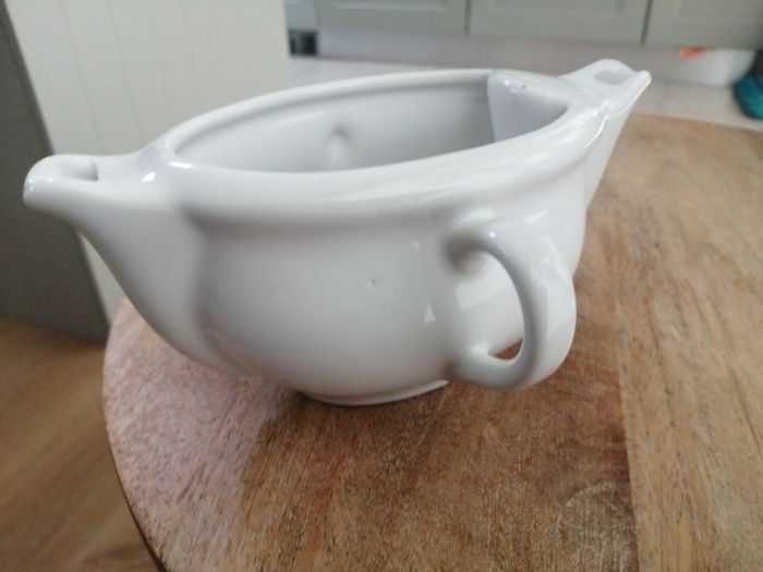 White porcelain ceramic gravy boat/jug