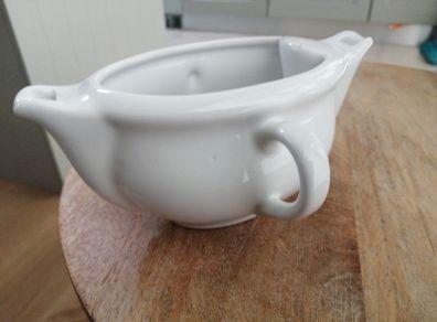 White porcelain ceramic gravy boat/jug