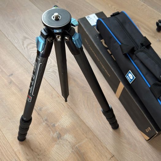 Sirui ST-124 carbon fibre tripod compact, as new.