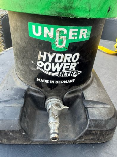 Hydropower window cleaner