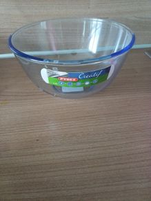 BNWT Pyrex 2 Litre bowl