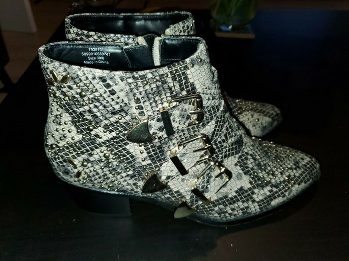 Ankle snake print