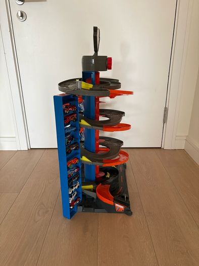 Hotwheels Garage & 22 Hotwheels cars