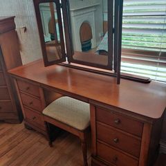 Stunning set of Gola Mahogany Wood furnitures