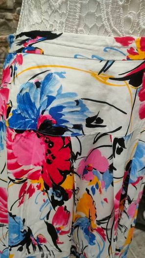 Vintage 80s 90s  floral Midi skirt size small