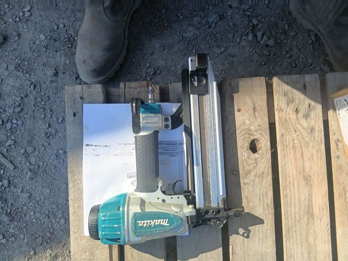 Makita 2nd Fix Pneumatic Nailer