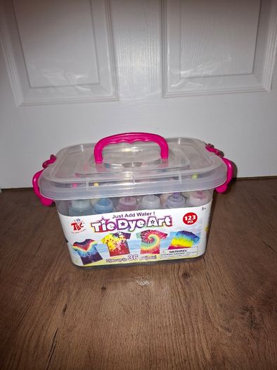 Tie Dye Art kit 18 colours, 12 of them unused&6 have more than half amount of paint left in them