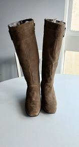 Ladies suede boots