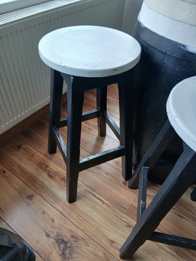 Guinness barrel table with 4 matching stools