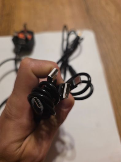 Cables: iec C7, USB C, Micro USB, P2
