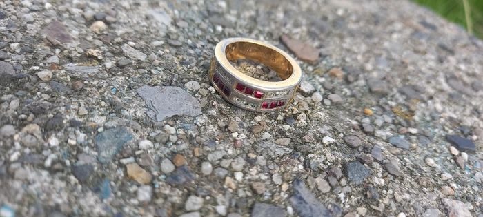 Vintage jewelry is sold individually for 5 to 10 euros