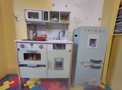 Toy kitchen nd fridge