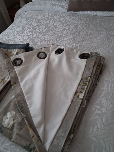 Curtins 2 pairs+one single curtin + 2 single bed runners to match