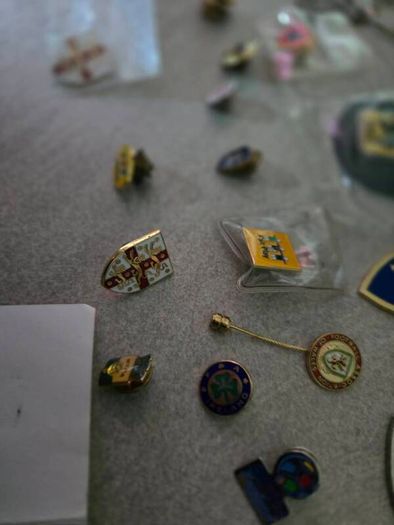 14 pins and 11 key rings from different football associations around the world