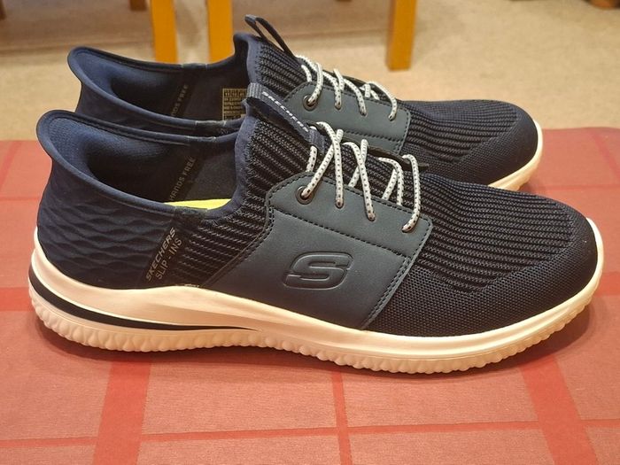 SKECHERS Slip-Ins - Size 9 - Excellent - As NEW