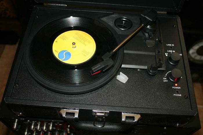 Akai A60011N Bluetooth Vinyl Turntable with Built-In Rechargeable Battery, 2 x 5 W Stereo Speakers, 3.5 mm AUX Jack, RCA Output, 3 Hours Playtime, Briefcase Style with Faux Leather Case, Black