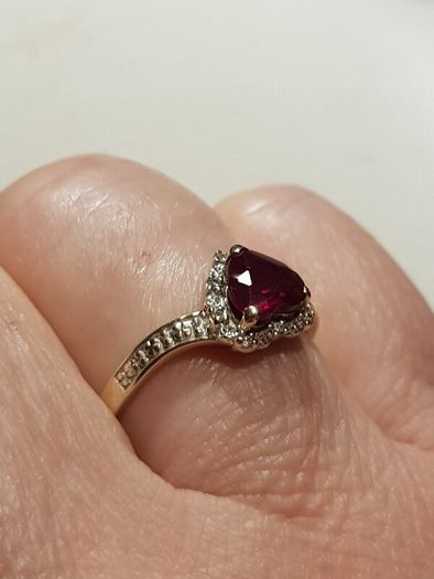 9 ct  gold ring Rubies and diamonds