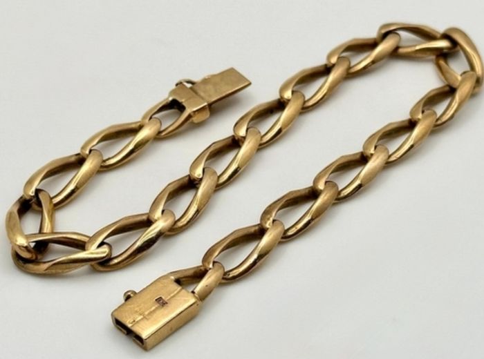 A 9K Yellow Gold Twist Curb Gents Bracelet. 22cm. 23g