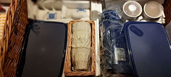 picnic basket for 4 brand new with tag