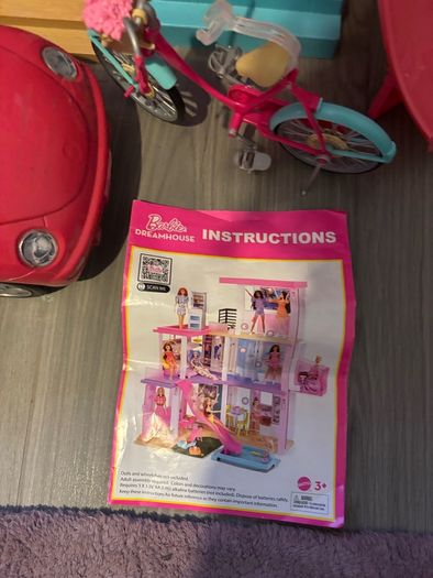 Barbie dream house like new + extras